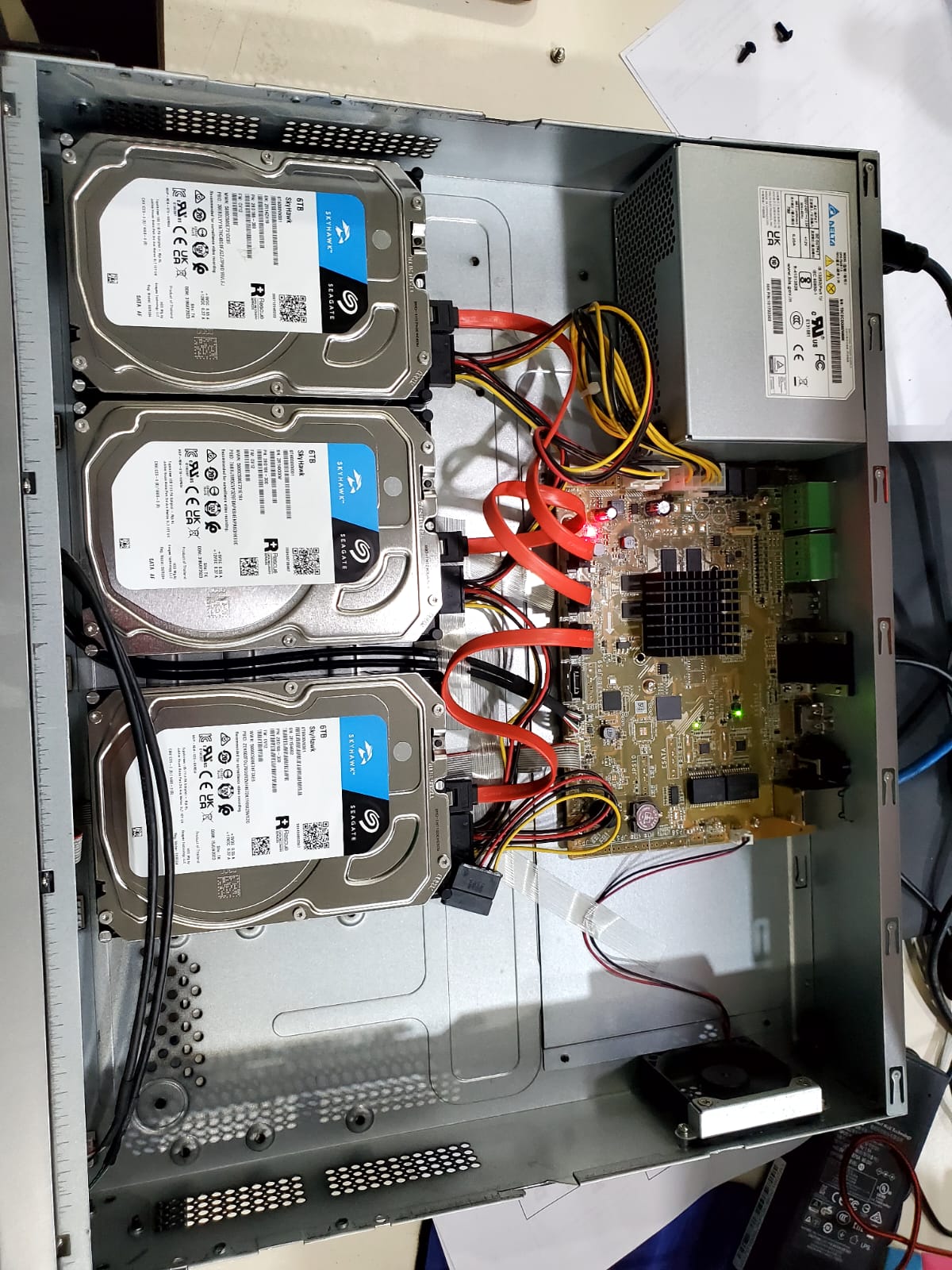 NVR con tres discos Seagate Skyhawk instalados